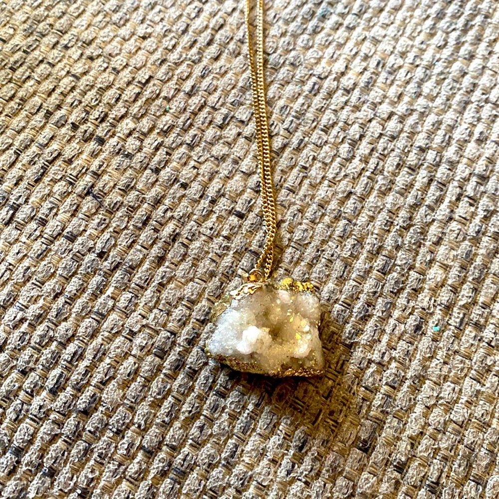 Druzy quartz necklace (white and gold)